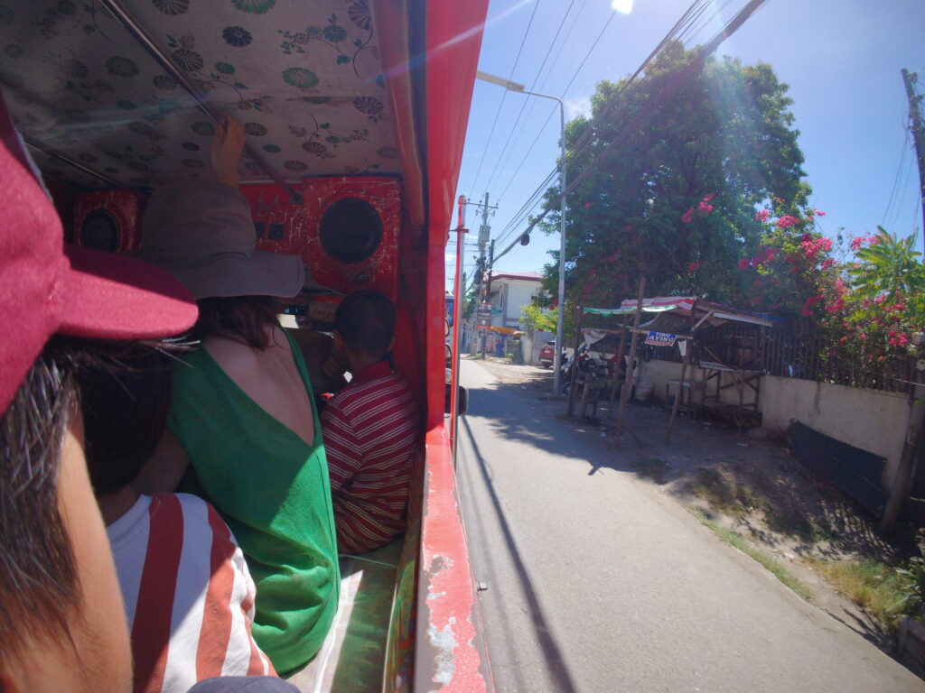 ぼくはジプニーやスクーターでの撮影に使いましたが、走行中などの動きには少し揺れが出ました。