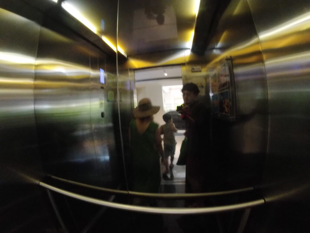 暗い場所はちょっと苦手