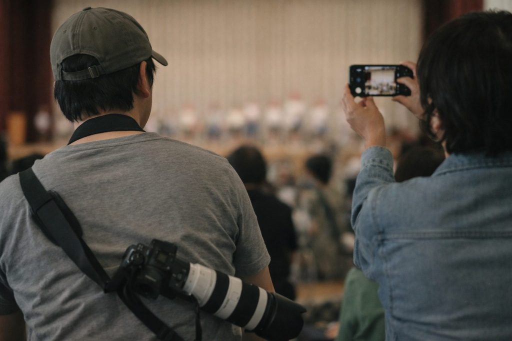 「集団」がわが子をカモフラージュする