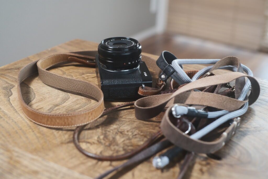 X-E4のデザインを引き立てるカメラストラップ