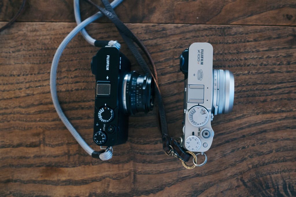 迷いやすい「X-E4」と「X100V」を徹底比較