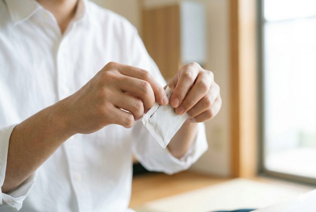 3. （念入りにしたい時）クリーニングペーパーで拭く