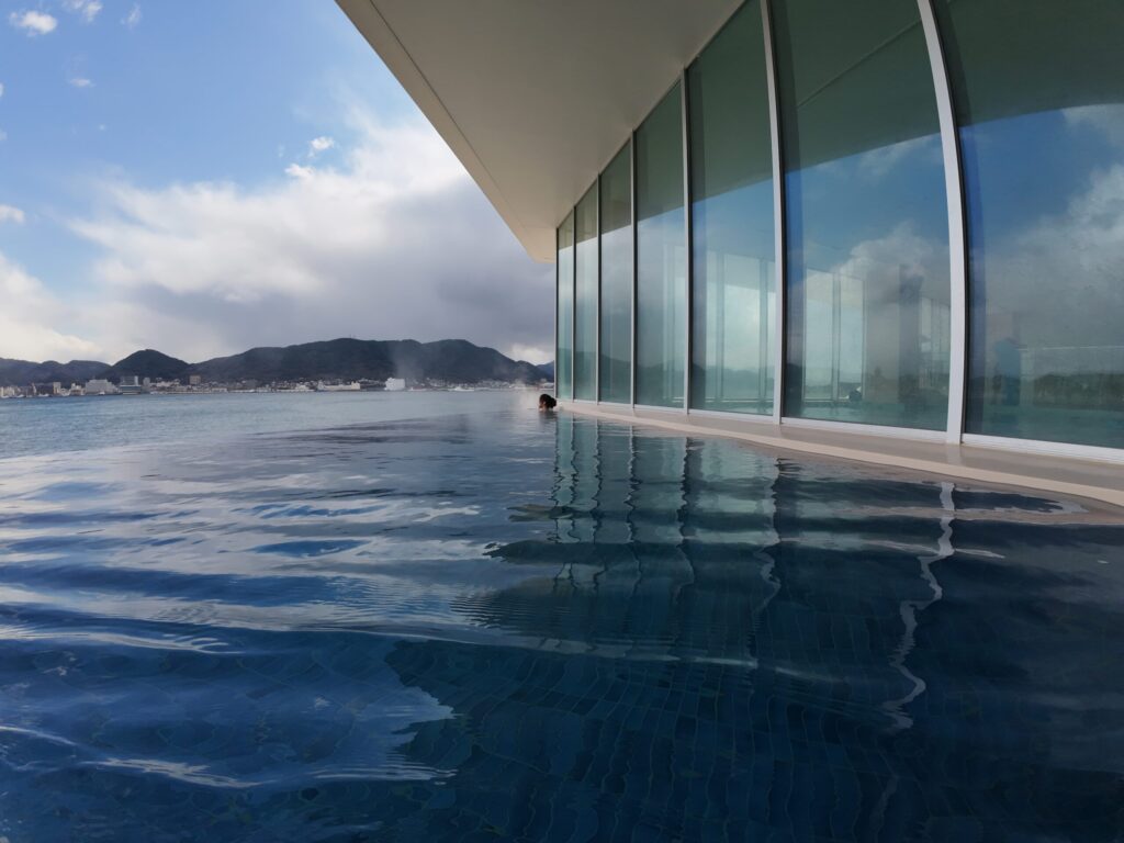 ホテルのプール・ウォータースライダー